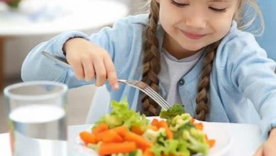 نصائح لتشجيع طفلك على الأكل الصحي