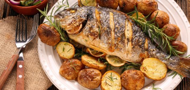 تفسير رؤية طبخ السمك في المنام للعزباء والمتزوجة والحامل
