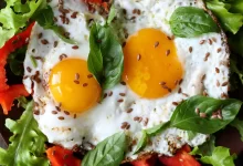 طريقة عمل البيض بالأعشاب والريحان لوجبة فطور صحية