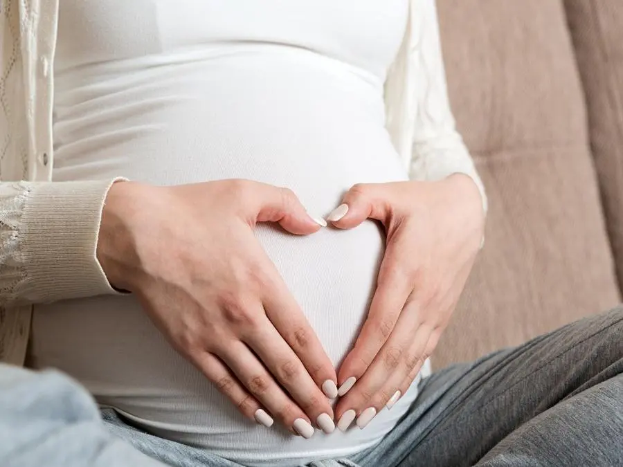 أوراق الكزبرة أثناء الحمل.. هل هي آمنة وفوائدها المحتملة؟