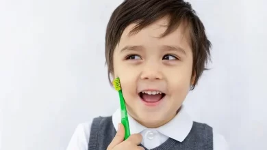 كيف يحدث تلون أسنان الأطفال؟ 5 أسباب غير متوقعة وحلول فعّالة