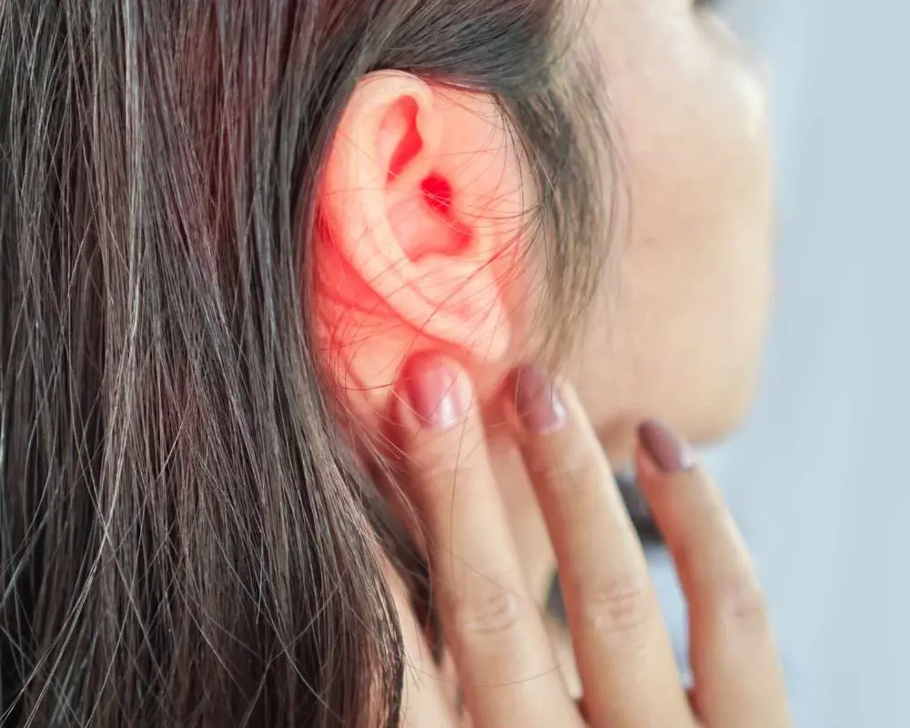 كيفية التخفيف من ألم الأذن بعد استئصال اللوزتين